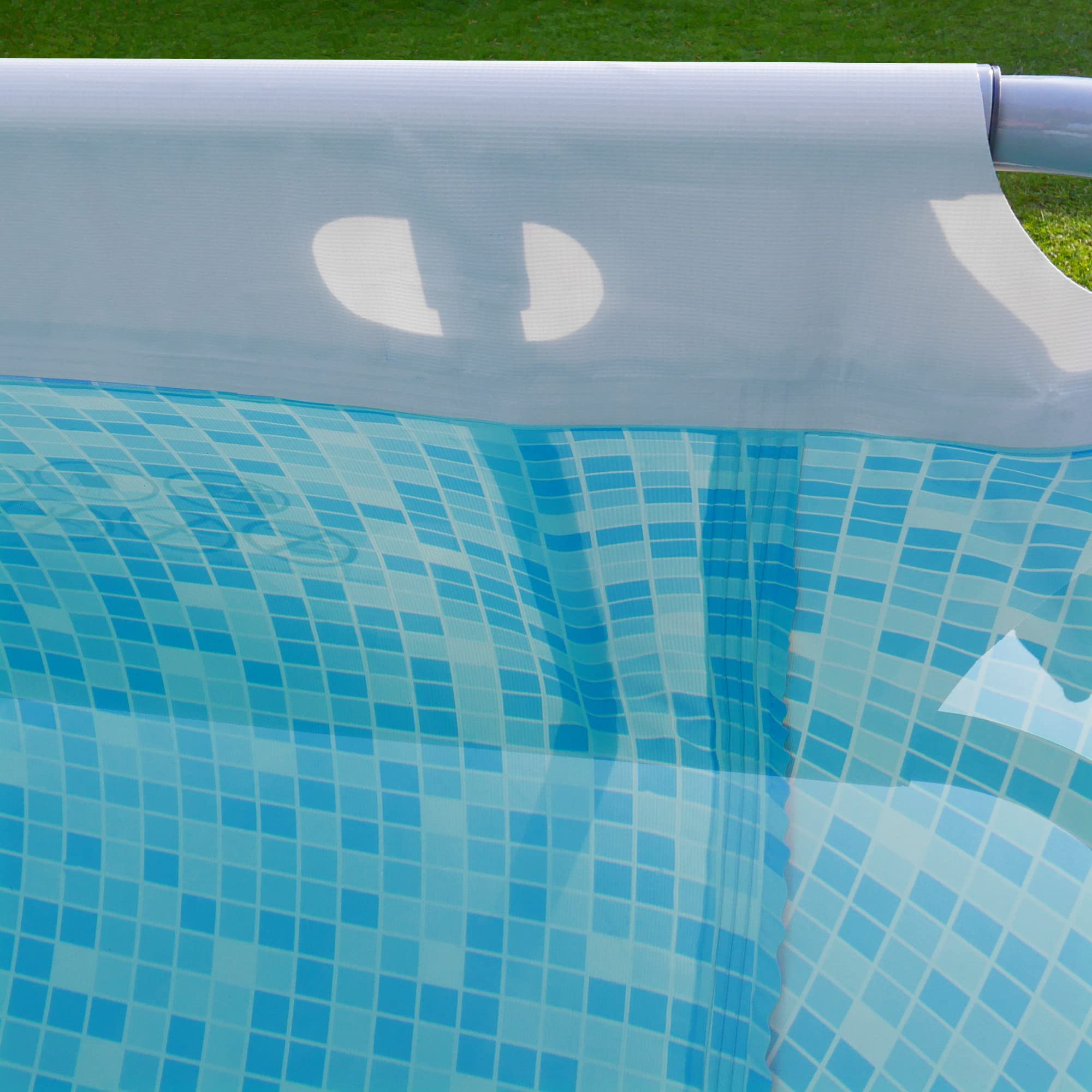 Piscina rectangular de 396x207x100 cm hecha de acero, proporciona un espacio generoso para que toda la familia disfrute en el jardín o la terraza.