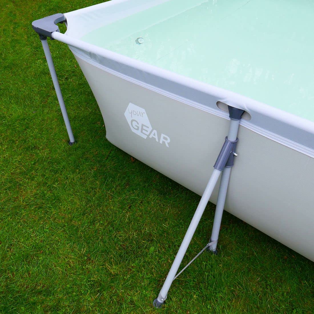 Piscina rectangular de 396x207x100 cm hecha de acero, proporciona un espacio generoso para que toda la familia disfrute en el jardín o la terraza.