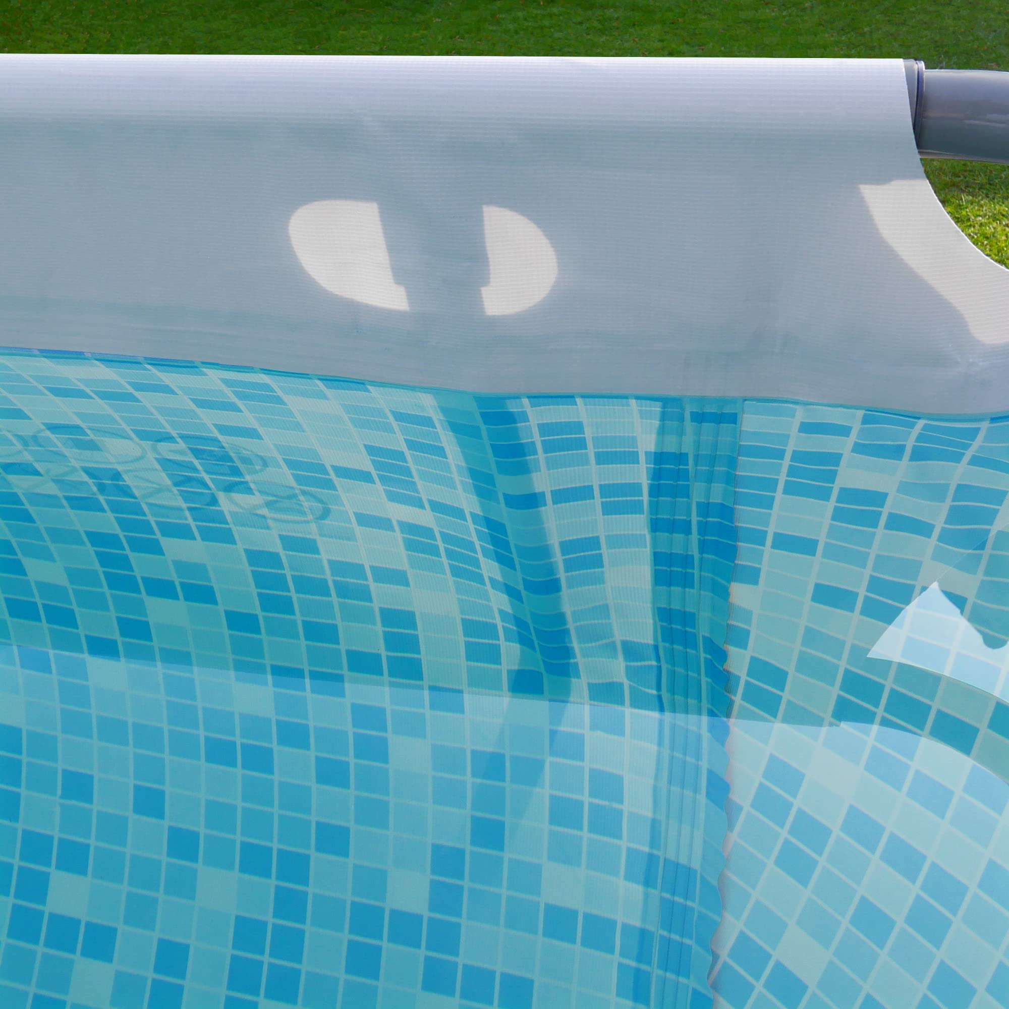 Piscina rectangular de 396x207x100 cm hecha de acero, proporciona un espacio generoso para que toda la familia disfrute en el jardín o la terraza.