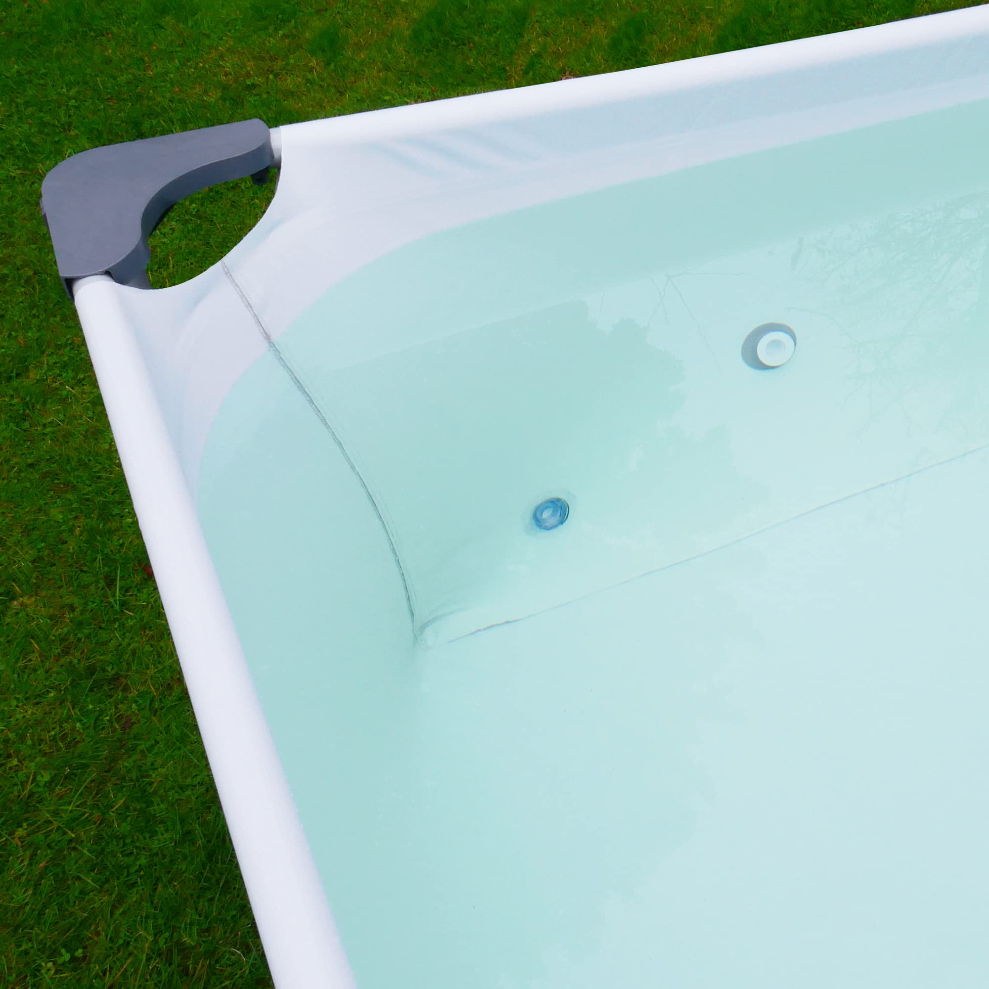 Piscina rectangular de 396x207x100 cm hecha de acero, proporciona un espacio generoso para que toda la familia disfrute en el jardín o la terraza.