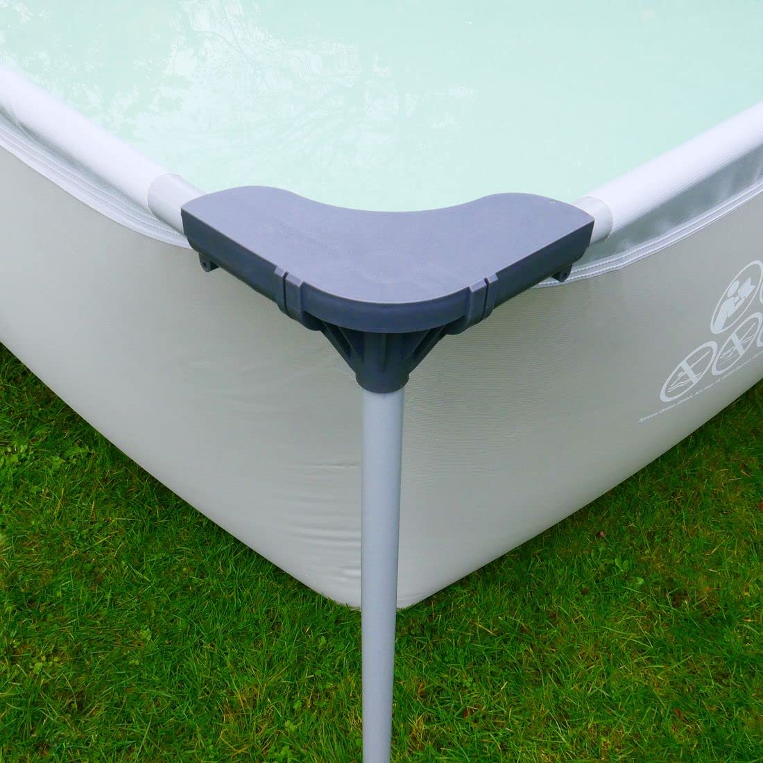 Piscina rectangular de 396x207x100 cm hecha de acero, proporciona un espacio generoso para que toda la familia disfrute en el jardín o la terraza.