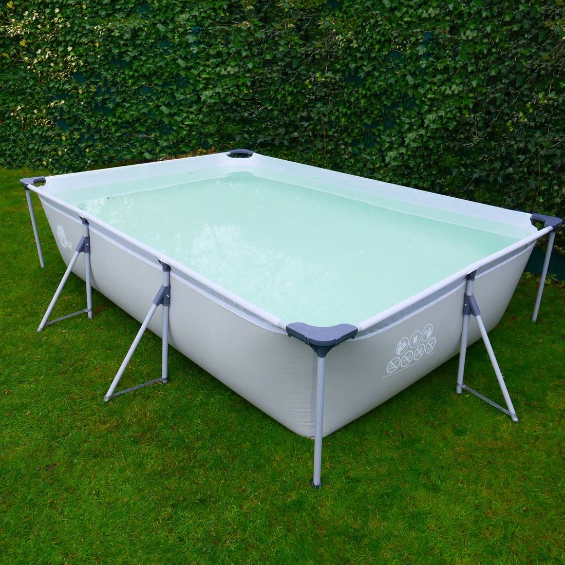 Piscina rectangular de 396x207x100 cm hecha de acero, proporciona un espacio generoso para que toda la familia disfrute en el jardín o la terraza.