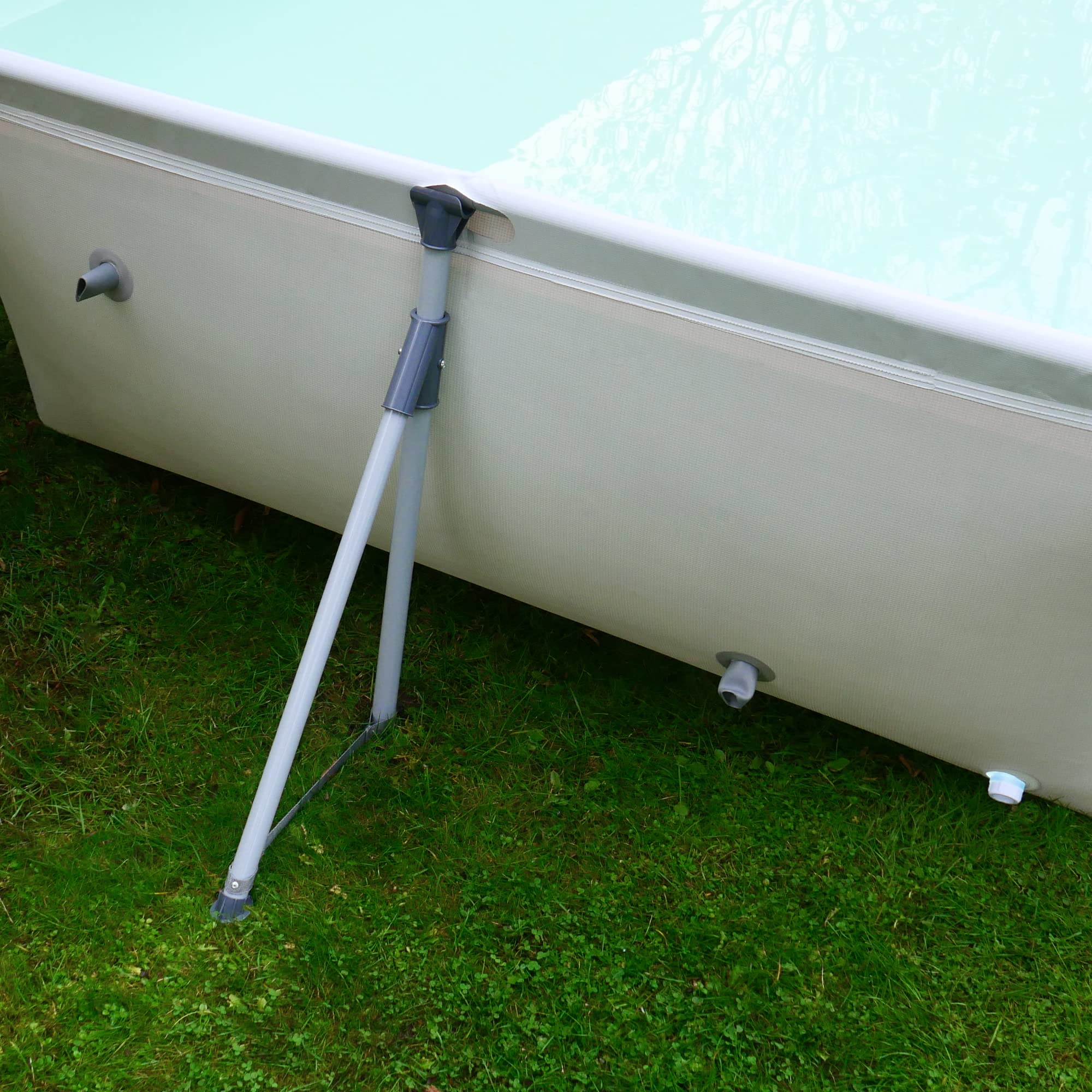 Piscina rectangular de 396x207x100 cm hecha de acero, proporciona un espacio generoso para que toda la familia disfrute en el jardín o la terraza.