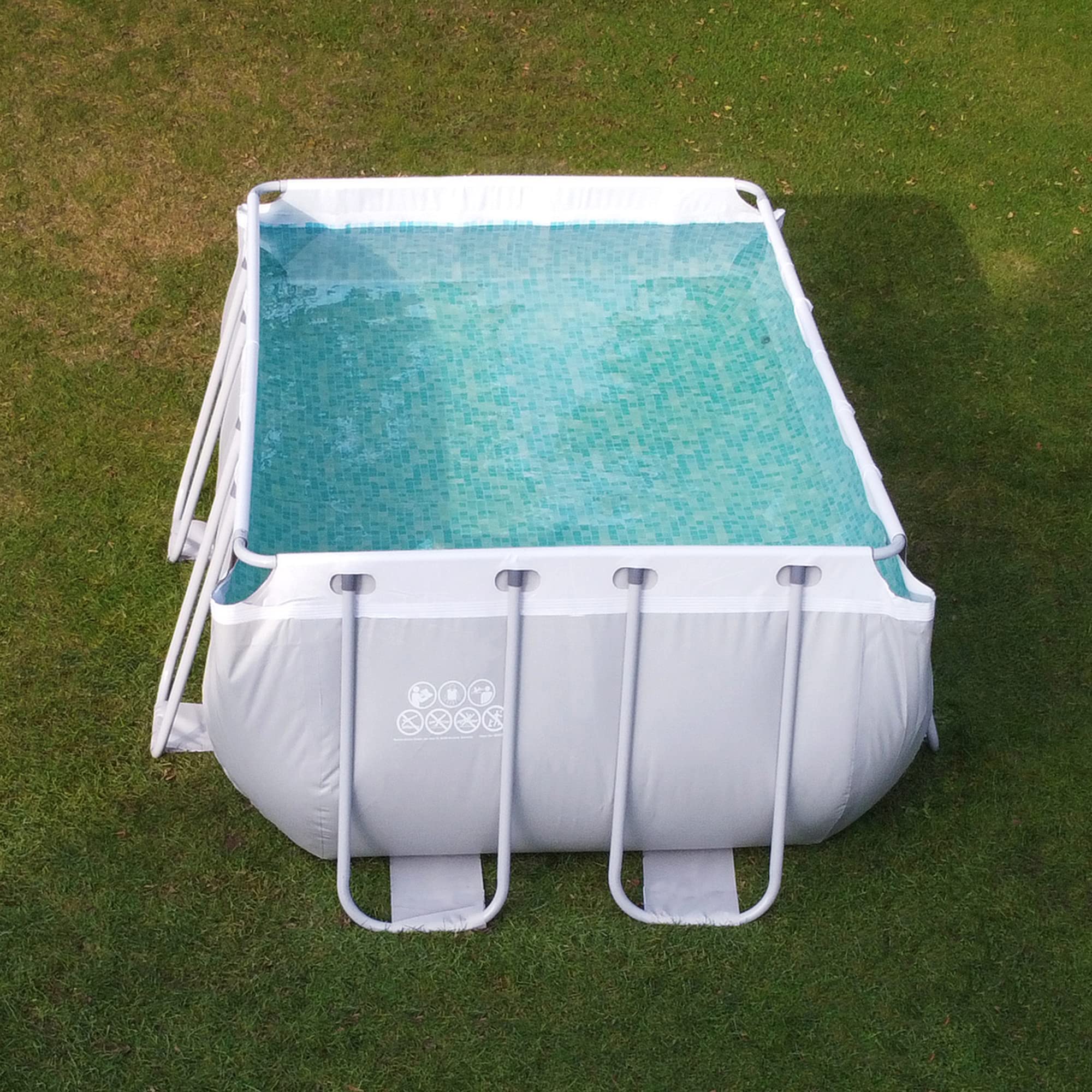 Piscina rectangular de 396x207x100 cm hecha de acero, proporciona un espacio generoso para que toda la familia disfrute en el jardín o la terraza.