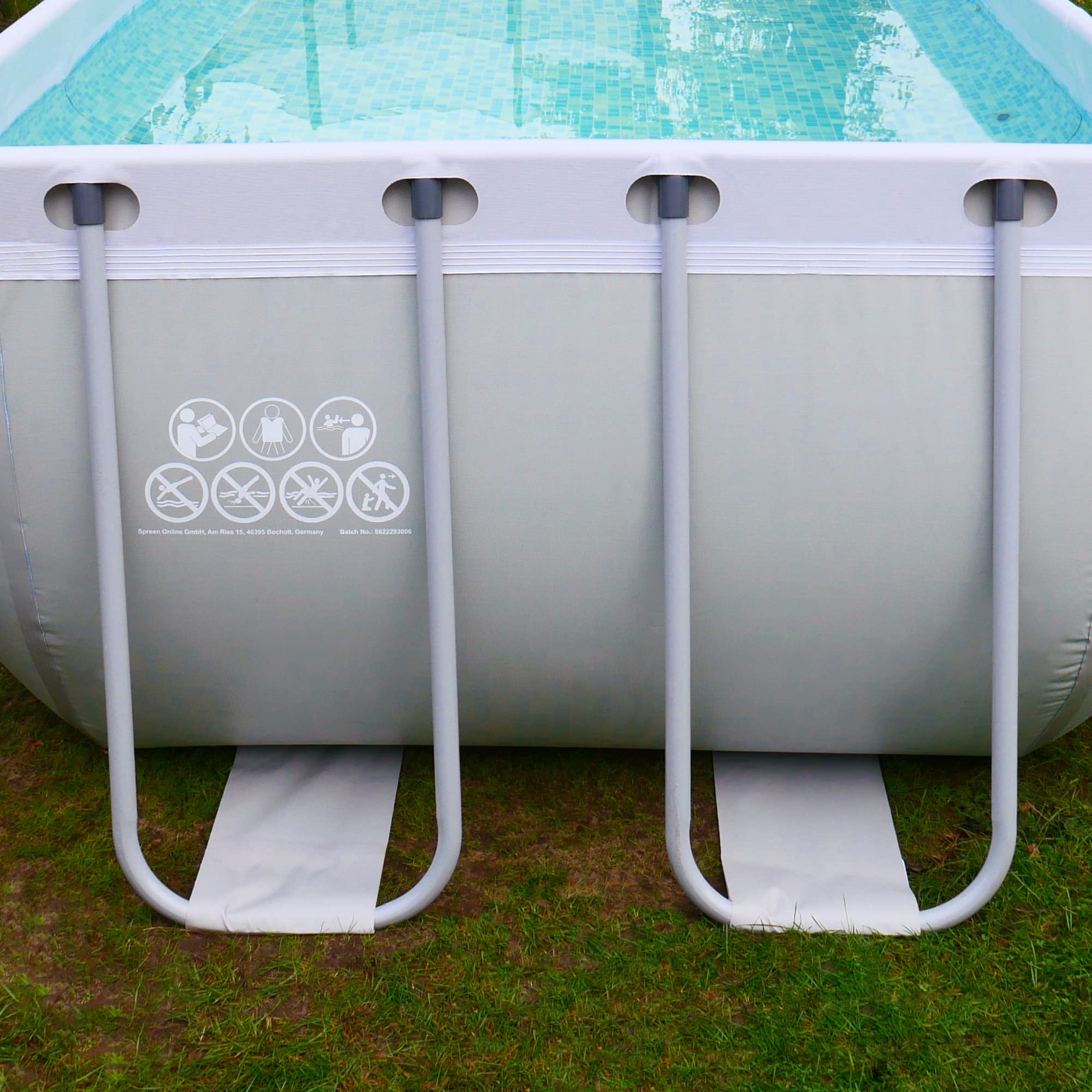 Piscina rectangular de 396x207x100 cm hecha de acero, proporciona un espacio generoso para que toda la familia disfrute en el jardín o la terraza.