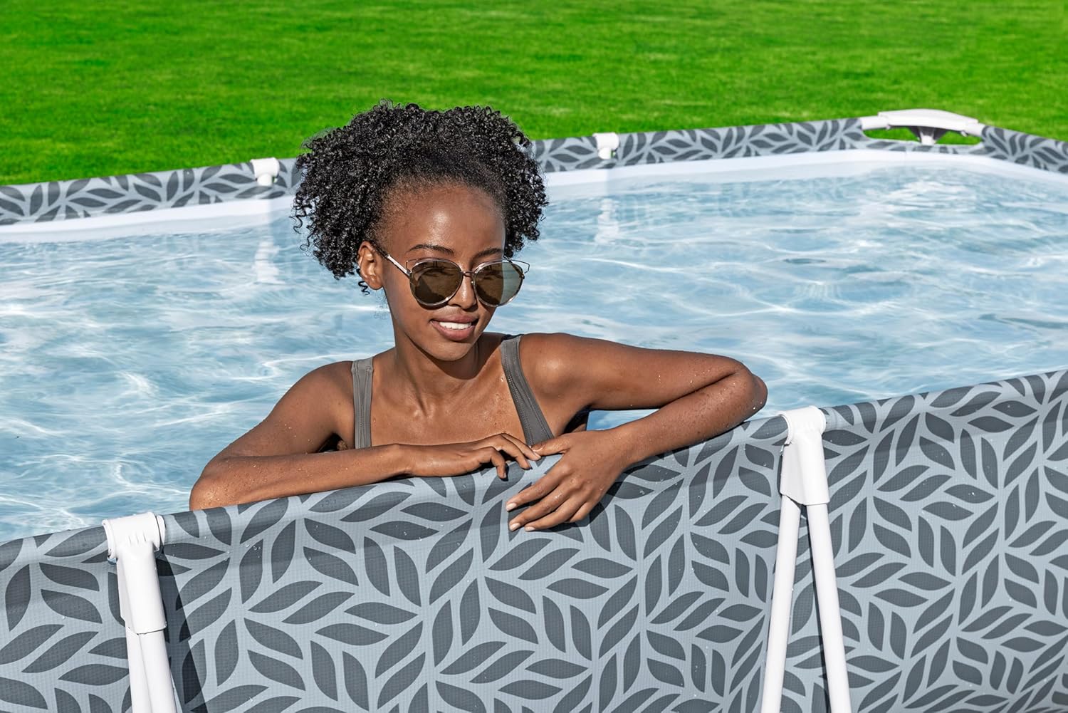 BESTWAY Piscina tiene una capacidad de 4.000 litros y la parte exterior del revestimiento tiene un diseño geométrico de hojas que destacará en tu jardín Desmontable Steel Pro 366x201x66 cm Gris