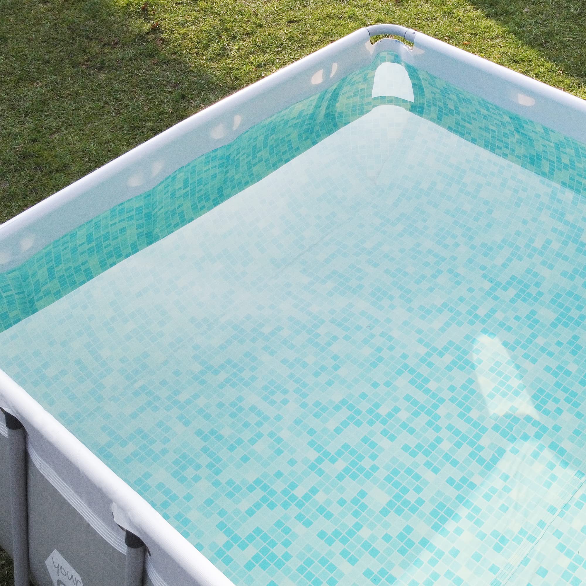 Piscina rectangular de 396x207x100 cm hecha de acero, proporciona un espacio generoso para que toda la familia disfrute en el jardín o la terraza.