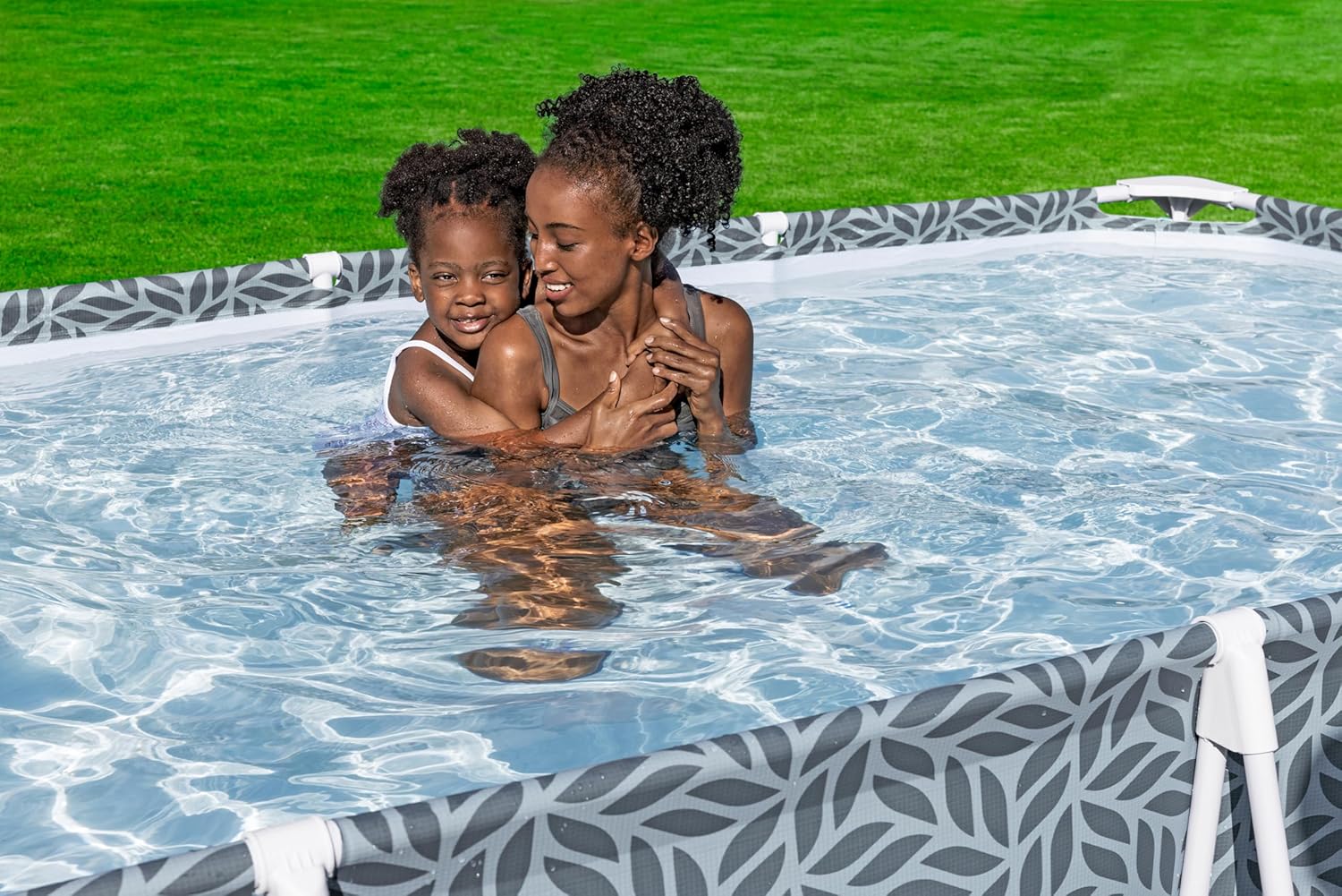 BESTWAY Piscina tiene una capacidad de 4.000 litros y la parte exterior del revestimiento tiene un diseño geométrico de hojas que destacará en tu jardín Desmontable Steel Pro 366x201x66 cm Gris