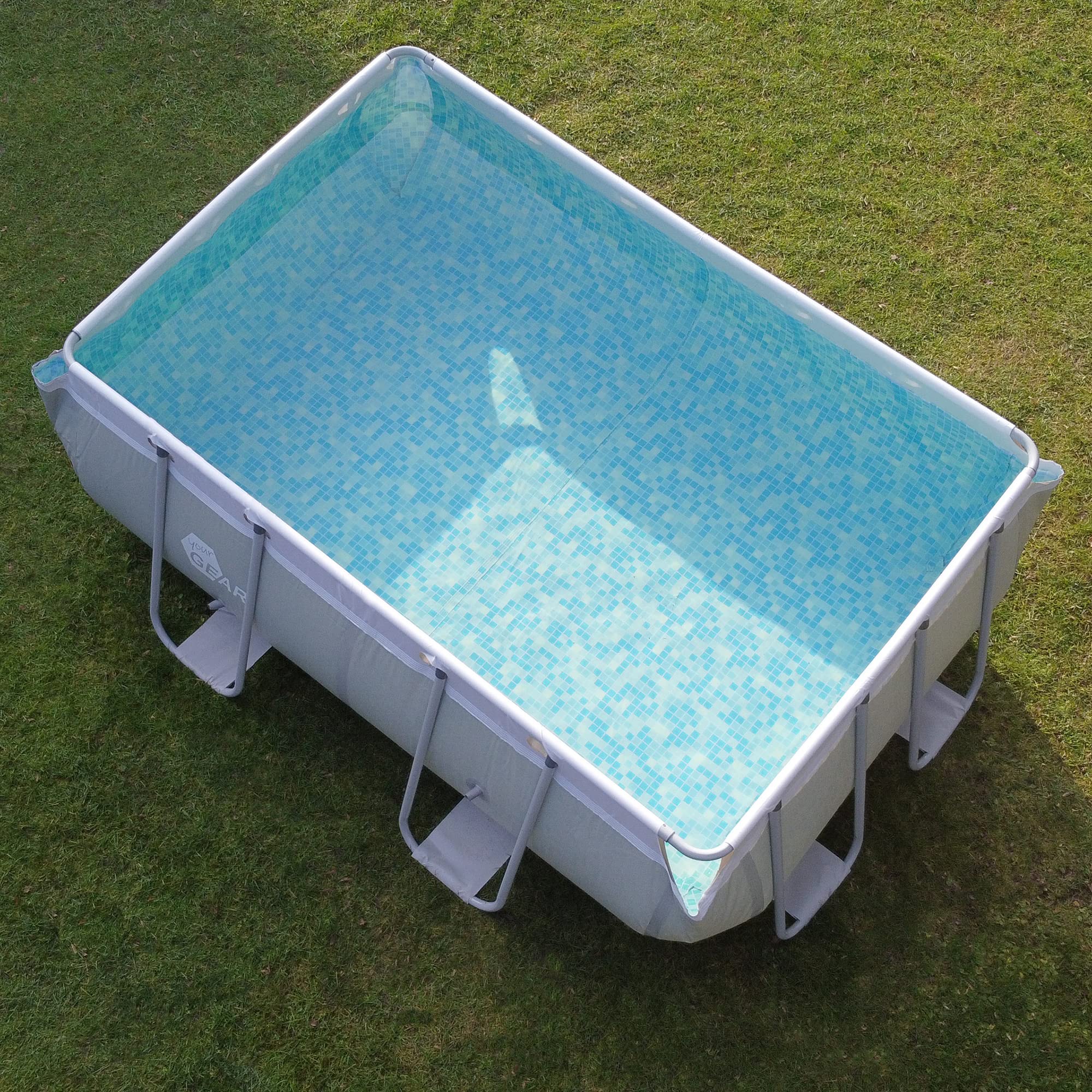 Piscina rectangular de 396x207x100 cm hecha de acero, proporciona un espacio generoso para que toda la familia disfrute en el jardín o la terraza.