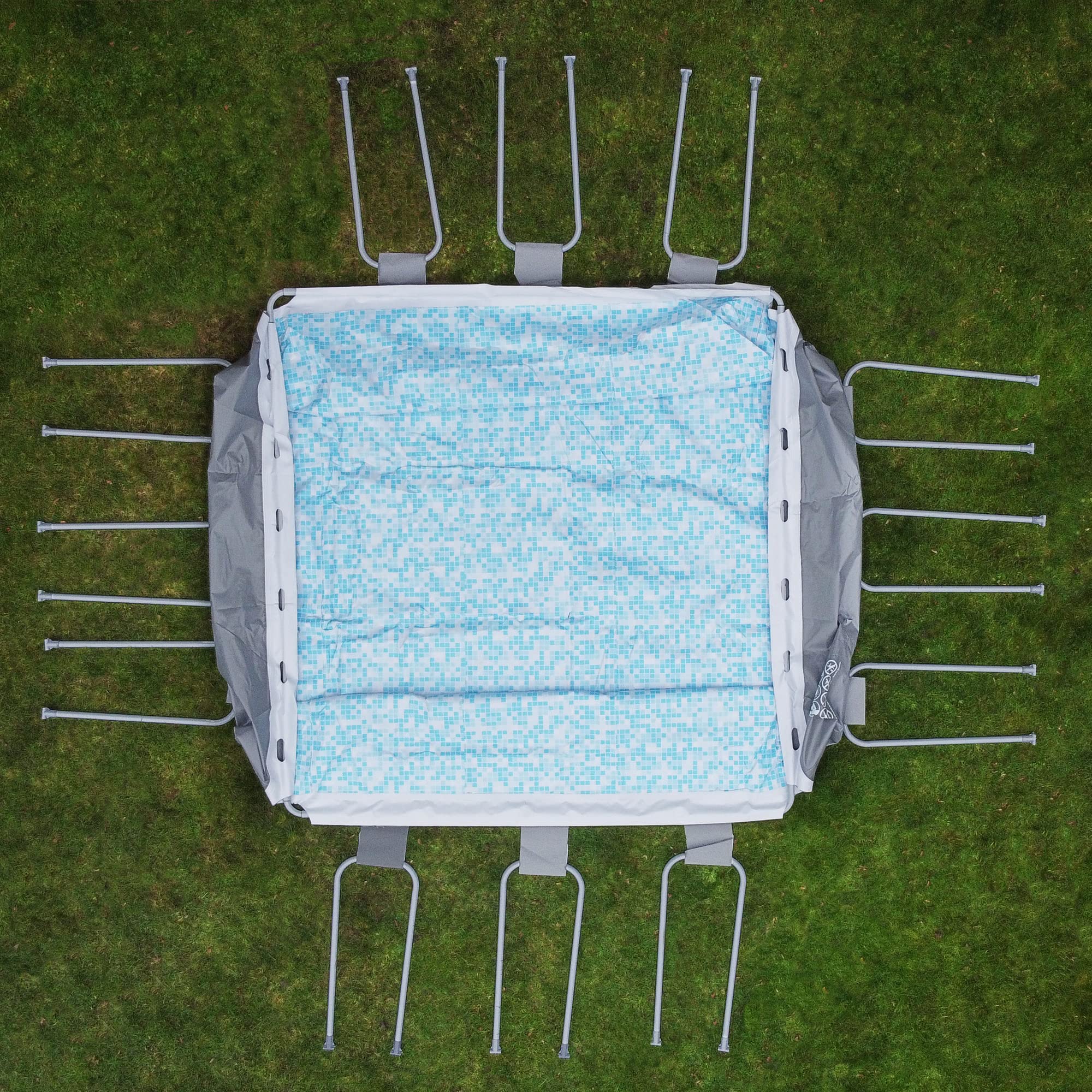 Piscina rectangular de 396x207x100 cm hecha de acero, proporciona un espacio generoso para que toda la familia disfrute en el jardín o la terraza.